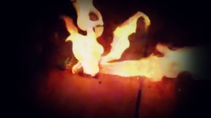 VIDEO Nu încerca asta acasă! Ce se poate întâmpla cu bateria unui telefon te va șoca