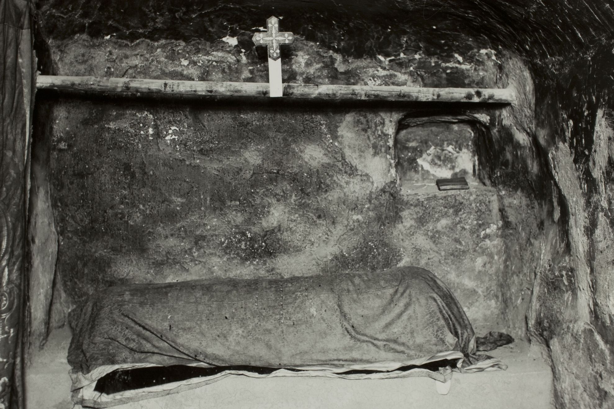 Descoperire misterioasă în mormântul unui călugăr benedictin: un mesaj cutremurător pentru muritori