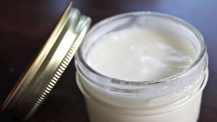 De ce să foloseşti un deodorant natural şi cum să îl faci acasă