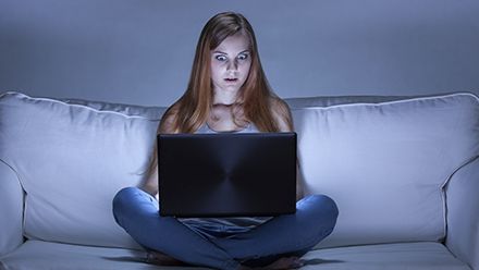 Ziua de sărbătoare în care românii se uită cel mai mult la filme XXX. Cine ar fi crezut?