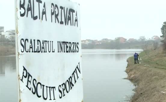 Mister în București. Mașina scufundată într-un lac din București