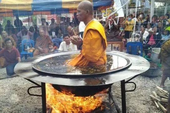 Un călugăr budist a șocat Planeta cu acest ritual! Imaginile fac înconjorul lumii