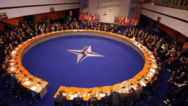 Discuții aprinse între NATO și Rusia asupra situației din Europa: Trimiteți trupe în alte țări!
