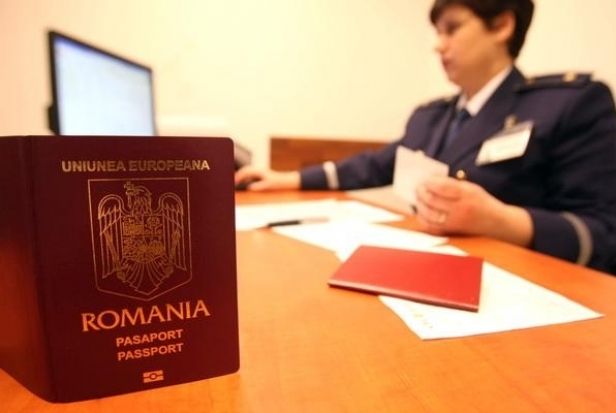 Românii din Europa cer demisii în criza cozilor la paşapoarte