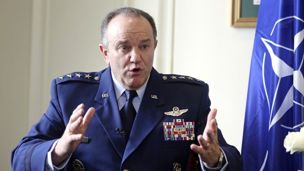 Philip Breedlove: Occidentul ar trebui să considere trimiterea de armament defensiv Ucrainei