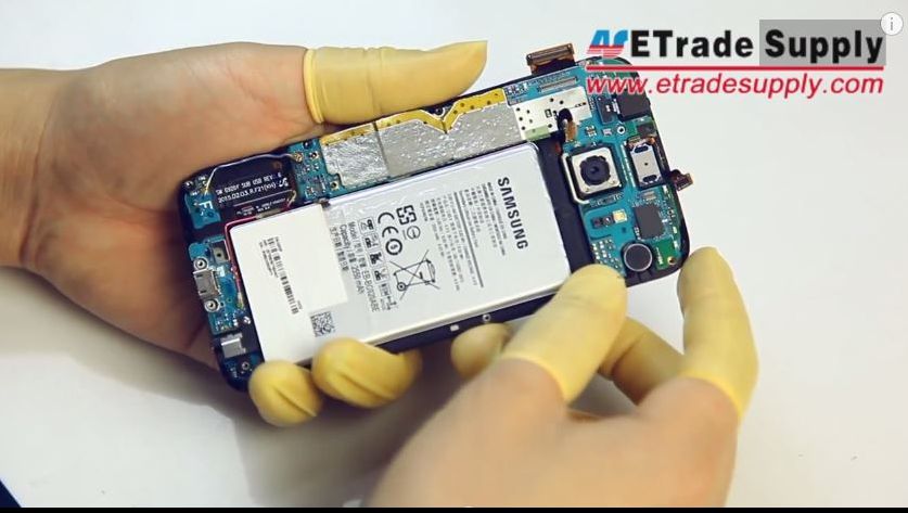 E aproape imposibil! Un video arată cât de greu se schimbă bateria la Samsung Galaxy S6