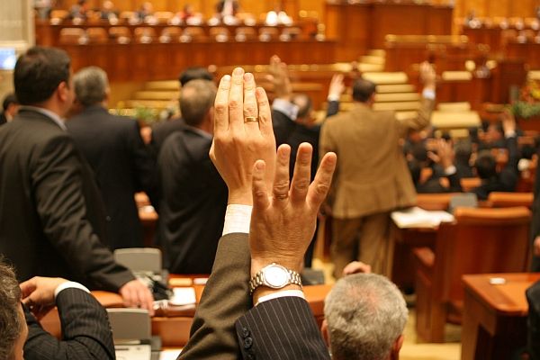 Aleşii pregătesc o nouă lovitură în Parlament. Pedepese mai blânde pentru incompatibili