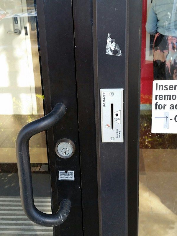 Atenţie la uşa de la bancă! Cum poţi să rămâi instant fără bani pe card