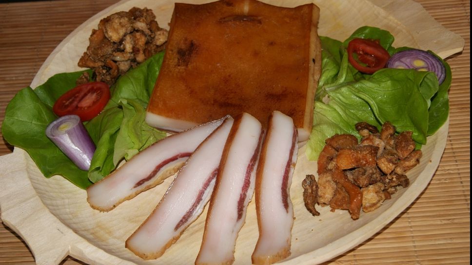 Cum se prepară corect slănina pentru Crăciun. Ingredientul secret care dă tot gustul