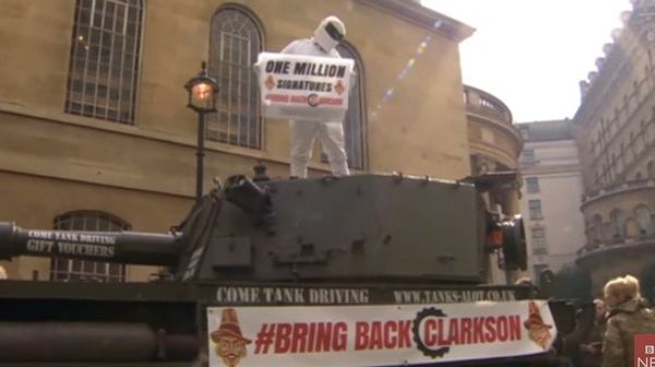 Incredibil! Au venit cu tancul la televiziune, ca să nu-l dea afară