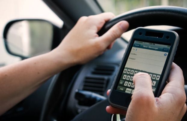 Sancţiuni incredibile pentru şoferii care vorbesc la telefon în timp ce conduc
