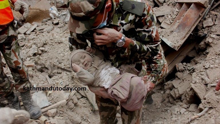 Cutremur Nepal. Bebeluş scos în viaţă dintre dărâmături - imaginile care emoţionează întreaga lume!