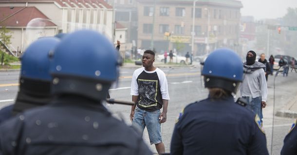 Stare de urgenţă la Baltimore. Cel puţin 15 poliţişti au fost răniţi, 6 foarte grav
