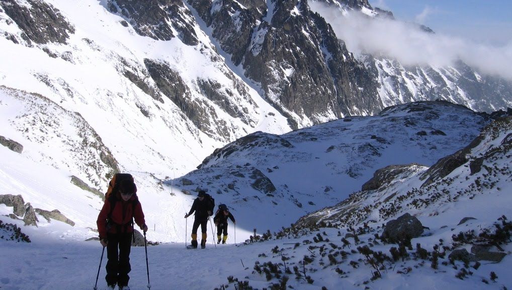 CUTREMUR NEPAL. Tabăra de bază a alpiniștilor de pe Everest a fost sever afectată 