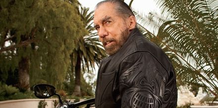 A vândut ziare ca să aibă ce mânca. Acum se scaldă în bani