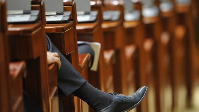 Deputații nu au cvorum pentru începerea ședinței de plen. Se face apel nominal 