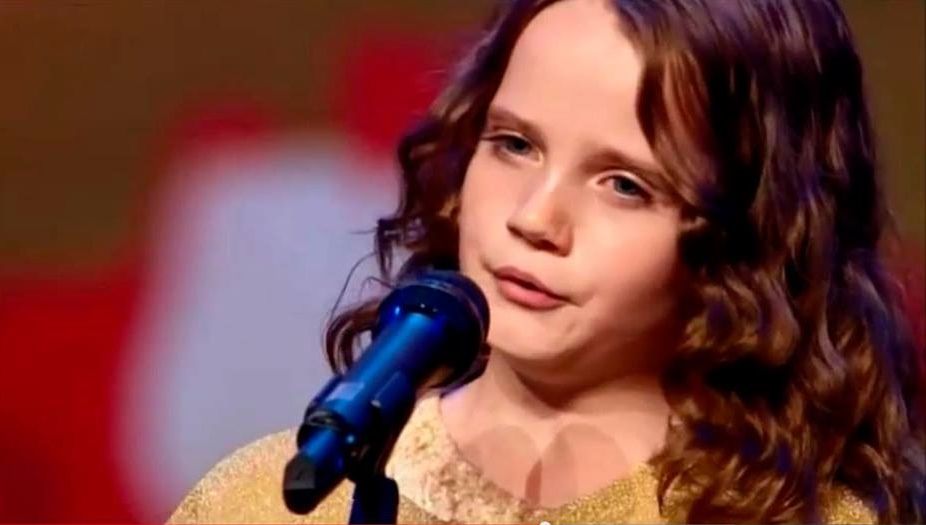 Interpretare incredibilă a unei fetițe de nouă ani. A lăsat publicul cu ochii în lacrimi
