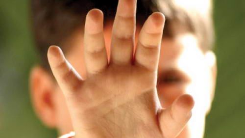 Copil de 7 ani, umilit şi batjocorit de învăţătoare. Înregistrări scandaloase- reacţia şcolii