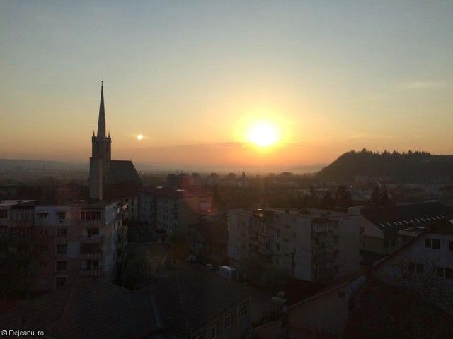 Fenomen rar observat pe cerul unui oraş din România. Care este explicaţia