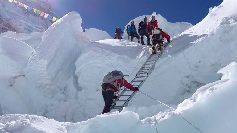 CUTREMUR NEPAL. Nou bilanț al victimelor avalanșei de pe Everest. 217 persoane sunt date dispărute