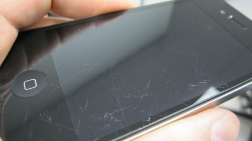 Așa scapi garantat de zgârieturile de pe telefon!