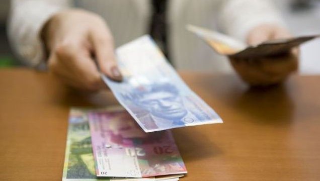 Veşti bune pentru cei care au credite în franci elveţieni! Francul a atins minimul ultimelor 7 luni!