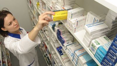 Un senator UDMR vrea să interzică reclamele la medicamente și la farmacii 
