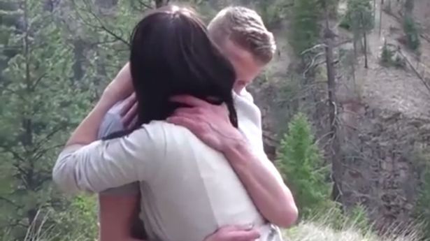 Cea mai romantică cerere în căsătorie. A săpat o groapă. Ce a urmat te va emoționa până la lacrimi