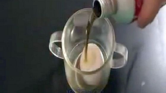 A pus un ou fiert într-un pahar cu Cola şi l-a lăsat acolo timp de un an. Ce s-a întâmplat