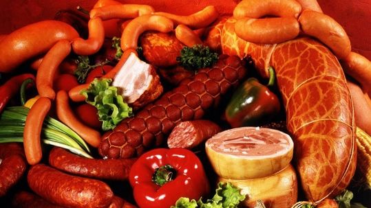 Ce se întâmplă când consumi zilnic mezeluri. Avertismentul nutriţioniştilor