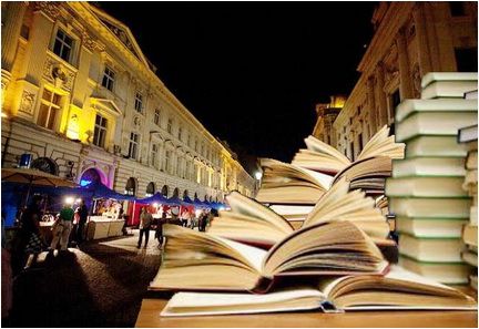 Cititorii inconjoara Casa Poporului in Noaptea Cartilor Deschise
