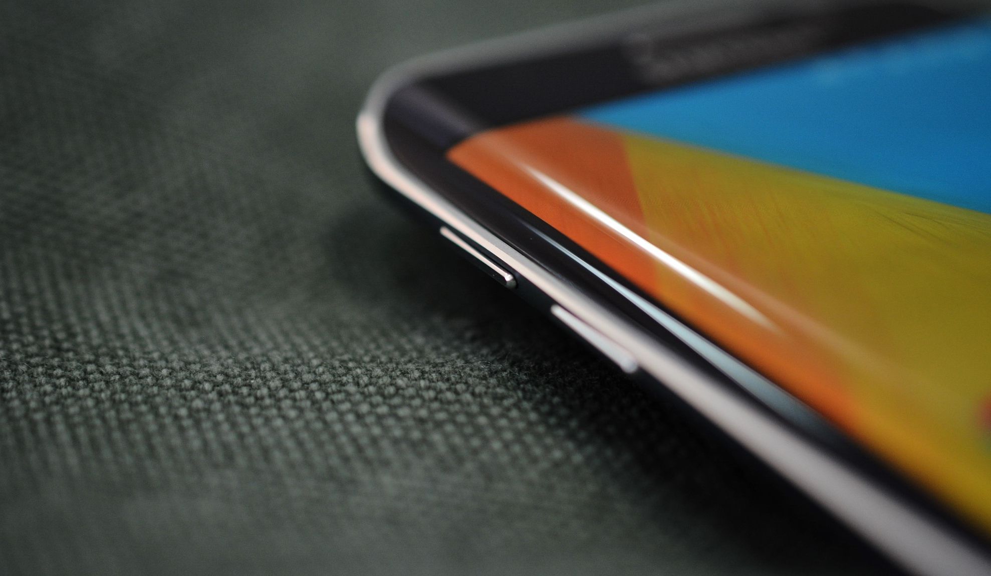 Explicația pentru cel mai scump telefon vândut de Samsung: Ecranul face totul!