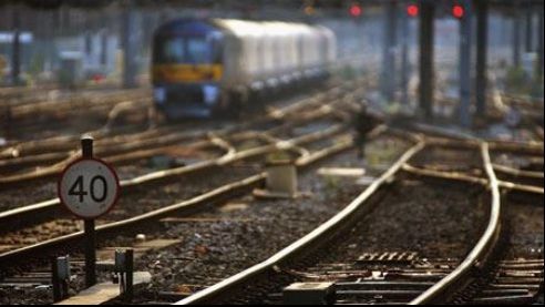 Tir, lovit de tren în Olt. Circulaţia feroviară a fost oprită