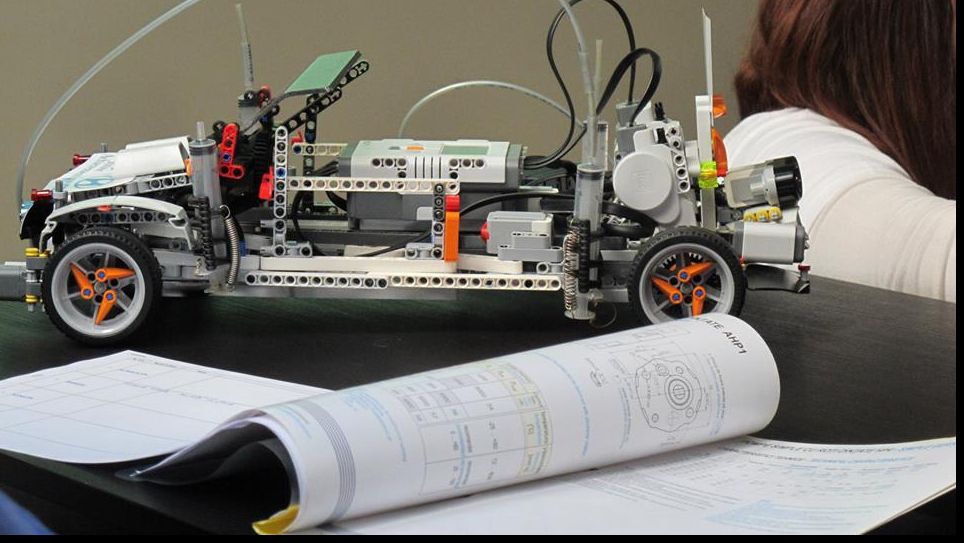 Sistem inovator care ajută șoferii să schimbe pneurile, proiectat de o echipă de liceeni bucureşteni
