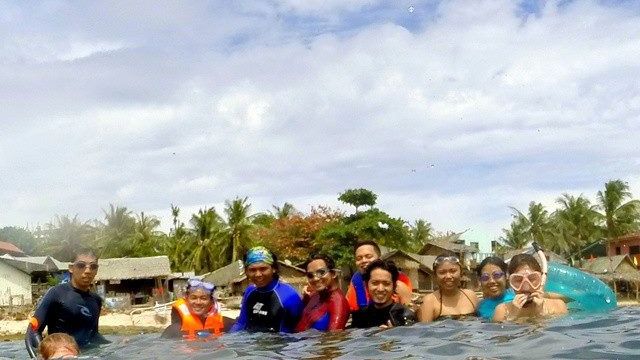 Credeau că fac un simplu selfie. Detaliul surprins a transformat însă poza într-un fenomen viral