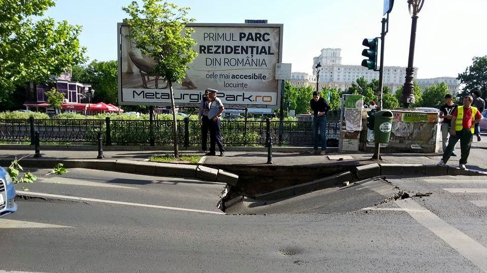 Crater imens pe Splaiul Independenţei din Capitală. O porţiune din asfalt s-a surpat