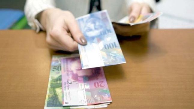 Românii nu citesc atent contractele înainte să le semneze