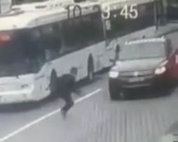 Un elev a fost aruncat pe capota unei maşini lângă o trecere de pietoni 