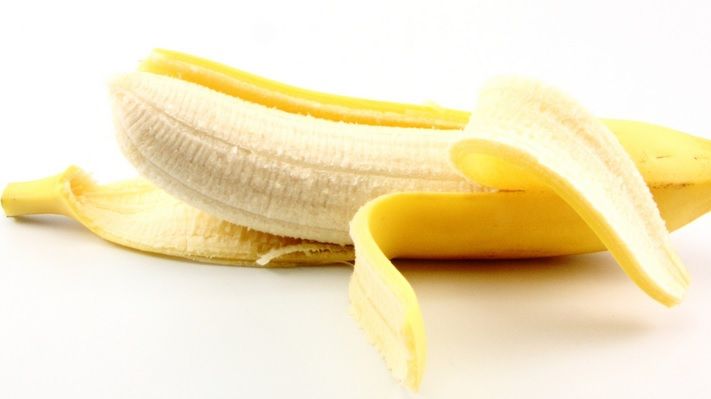 Și-a frecat dinții cu o coajă de banană. Este uimitor ce rezultat a obținut