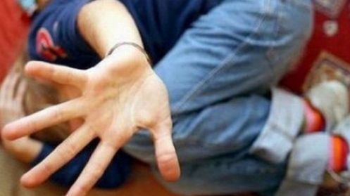 Elev de 12 ani, bătut în şcoală de fratele de 25 de ani al unui coleg. Ce a făcut mama agresorilor