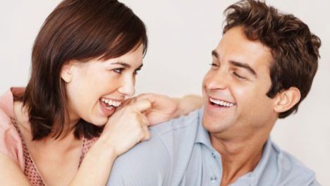 Râsul – medicament natural și gratuit. Ce beneficii obținem dacă râdem mai mult