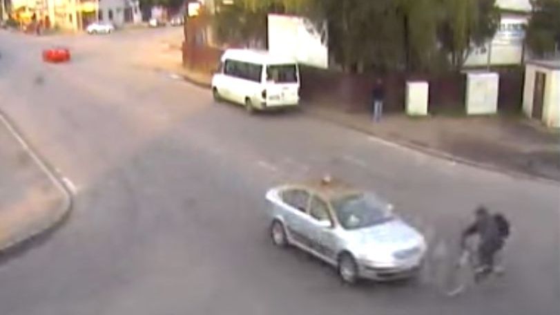 Momentul în care un biciclist este lovit în plin de un taxi care nu a acordat prioritate