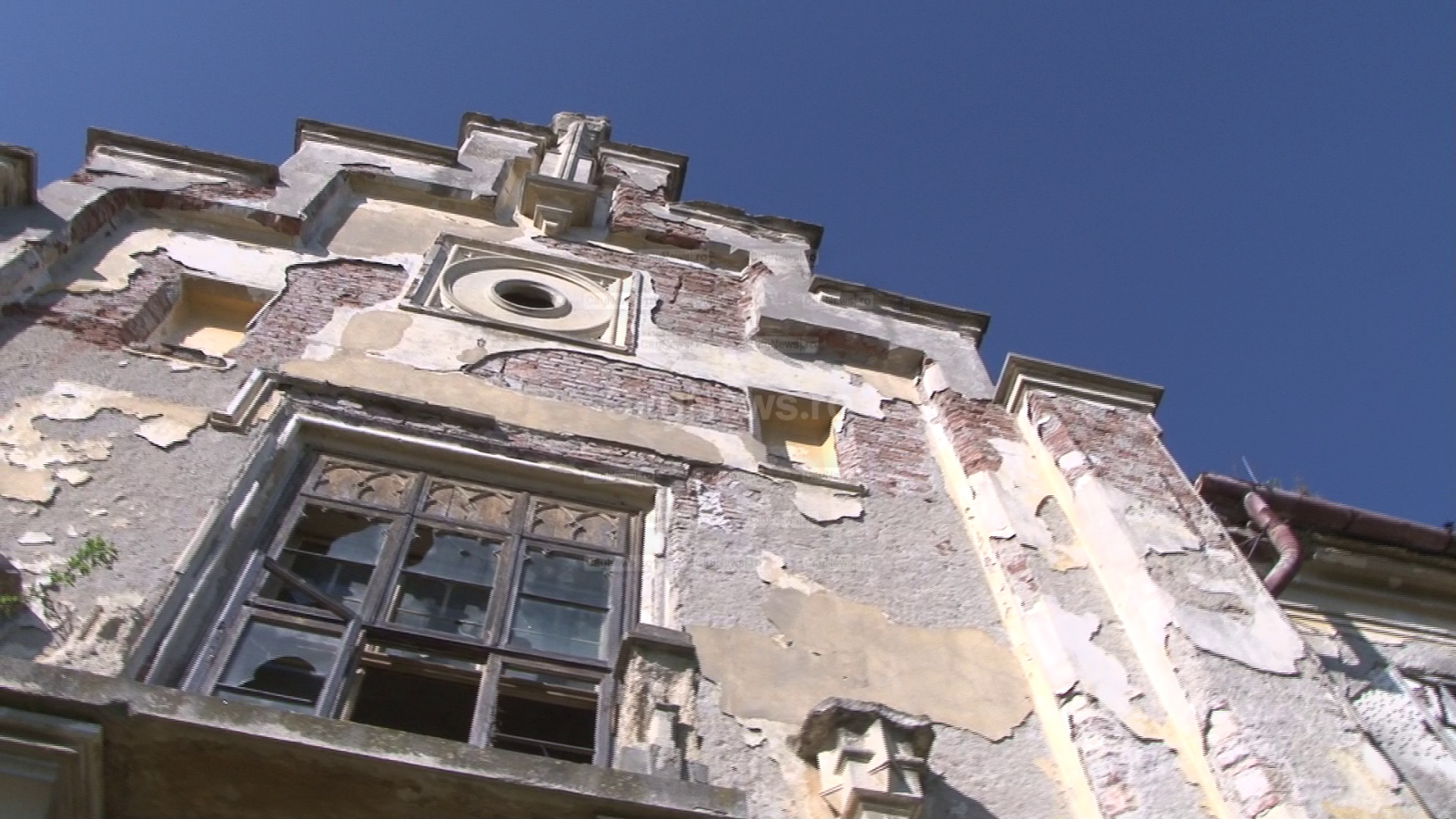 Castelul din inima Transilvaniei care a ajuns o ruină. "Fură orice pentru băutură"