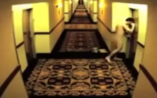 Cea mai nebună întâmplare petrecută într-un hotel! A ajuns gol la receptie