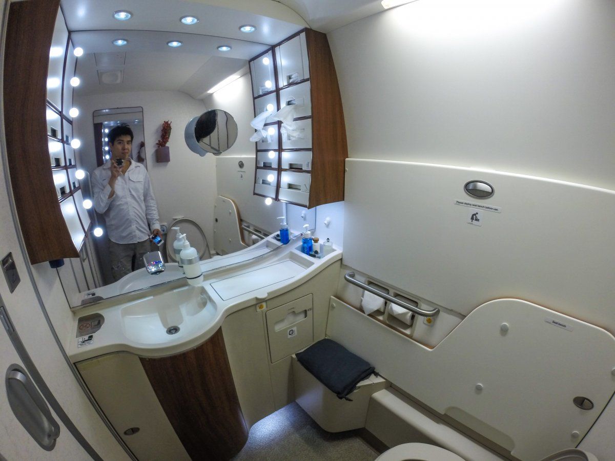 Cum arată un dormitor la bordul Singapore Airlines. Nu te crede nimeni că eşti în avion