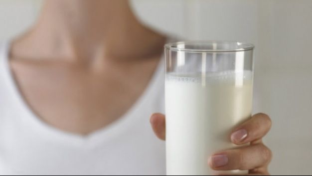 Două dosare penale, deschise în cazul copiilor intoxicaţi la şcoală cu lapte stricat