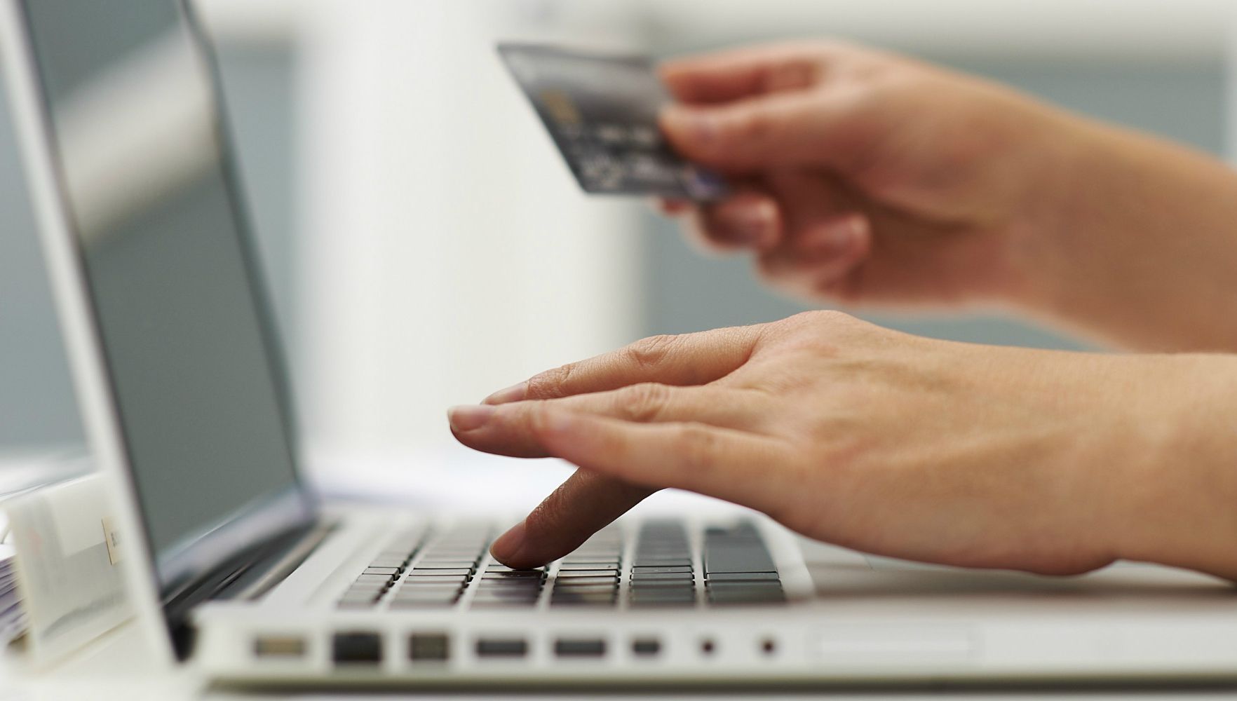 Nu-i lăsa să te înșele! Ce trebuie să știi când cumperi un dispozitiv online