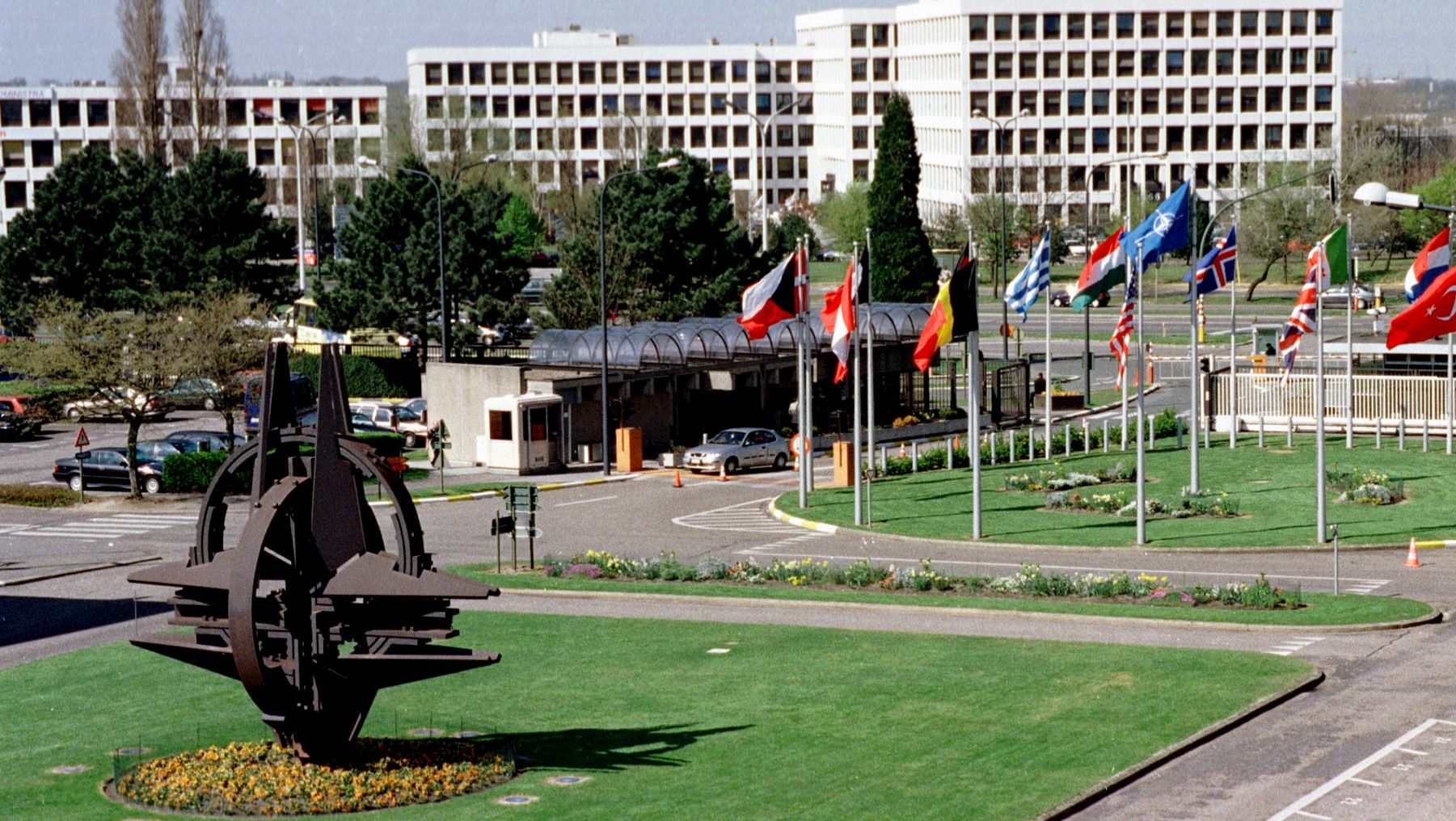 Zeci de presupuși spioni ruși, expulzați de NATO din cartierul său general de la Bruxelles 
