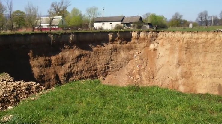Fenomen alarmant la graniţa României. Pământul s-a surpat: case înghiţite, oameni îngroziţi 