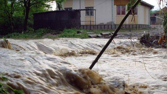 Cod roşu de inundaţii, prelungit până vineri 